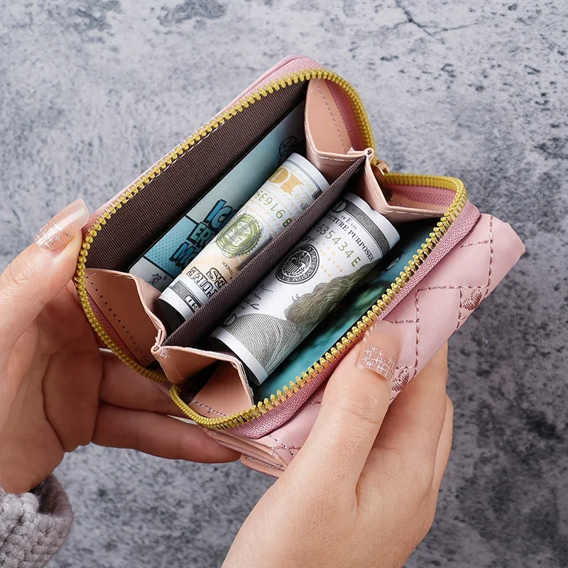 محفظة نسائية من جلد البولي يوريثان بتصميم قصير مكونة من ثلاثة أضعاف ومطرزة بسيطة على شكل قلب، وحقيبة بطاقات محفظة متعددة الفتحات