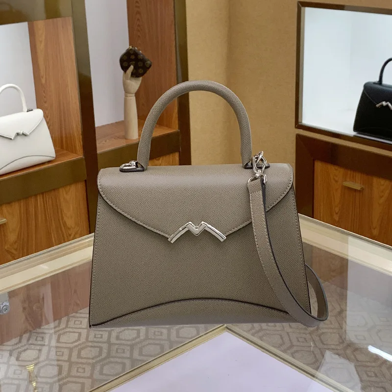 حقيبة يد نسائية صيفية راقية من الجلد الناعم موديل 2025 بإبزيم على شكل حرف M حقيبة يد نسائية على الكتف عبر الجسم #4