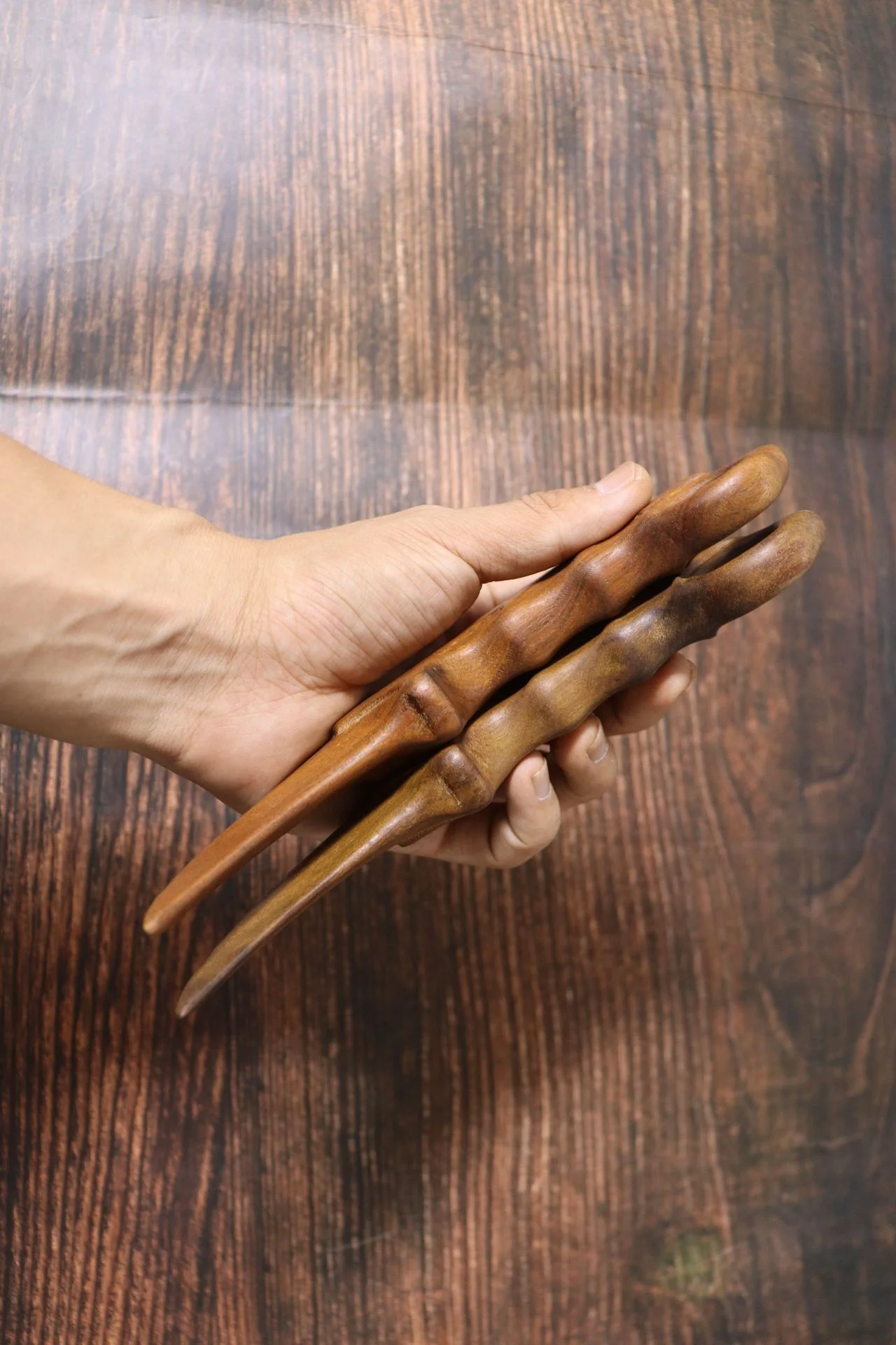 Goldenes Sandelholz-Klauenmesser, Vollholzschnitzerei, Handgehaltenes Holzmesser für Kampfkunstpraxis und Leistungstraining – Detail 7