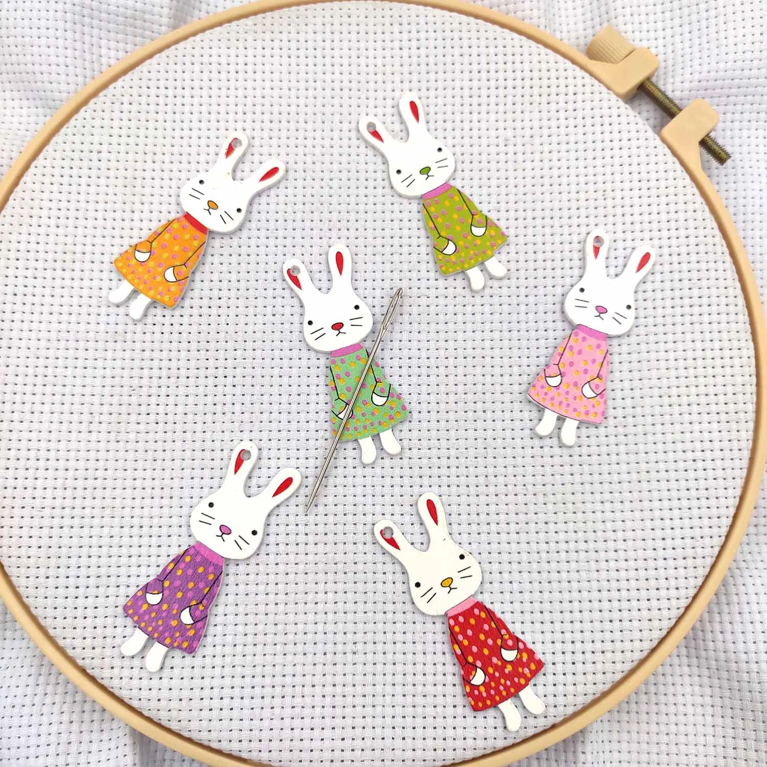 Needle Minder Magnetic Wood Needle Holder for Embroidery Needlework, Cute Rabbit Needle Nanny Sewing Magnet for cross stitch