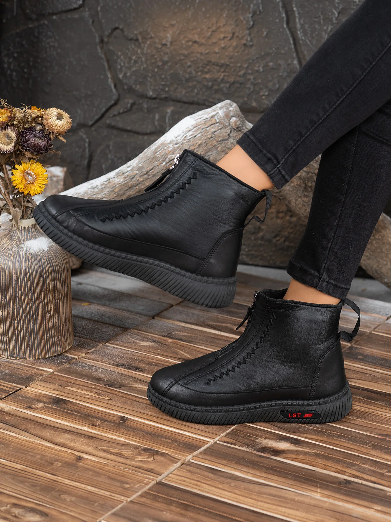 2026 Winter Damen Fleece-Gefütterte Leder-Stiefeletten Klettverschluss Stickerei Rutschfeste Weiche Gummisohle Warme Freizeitstiefel – Detail 24