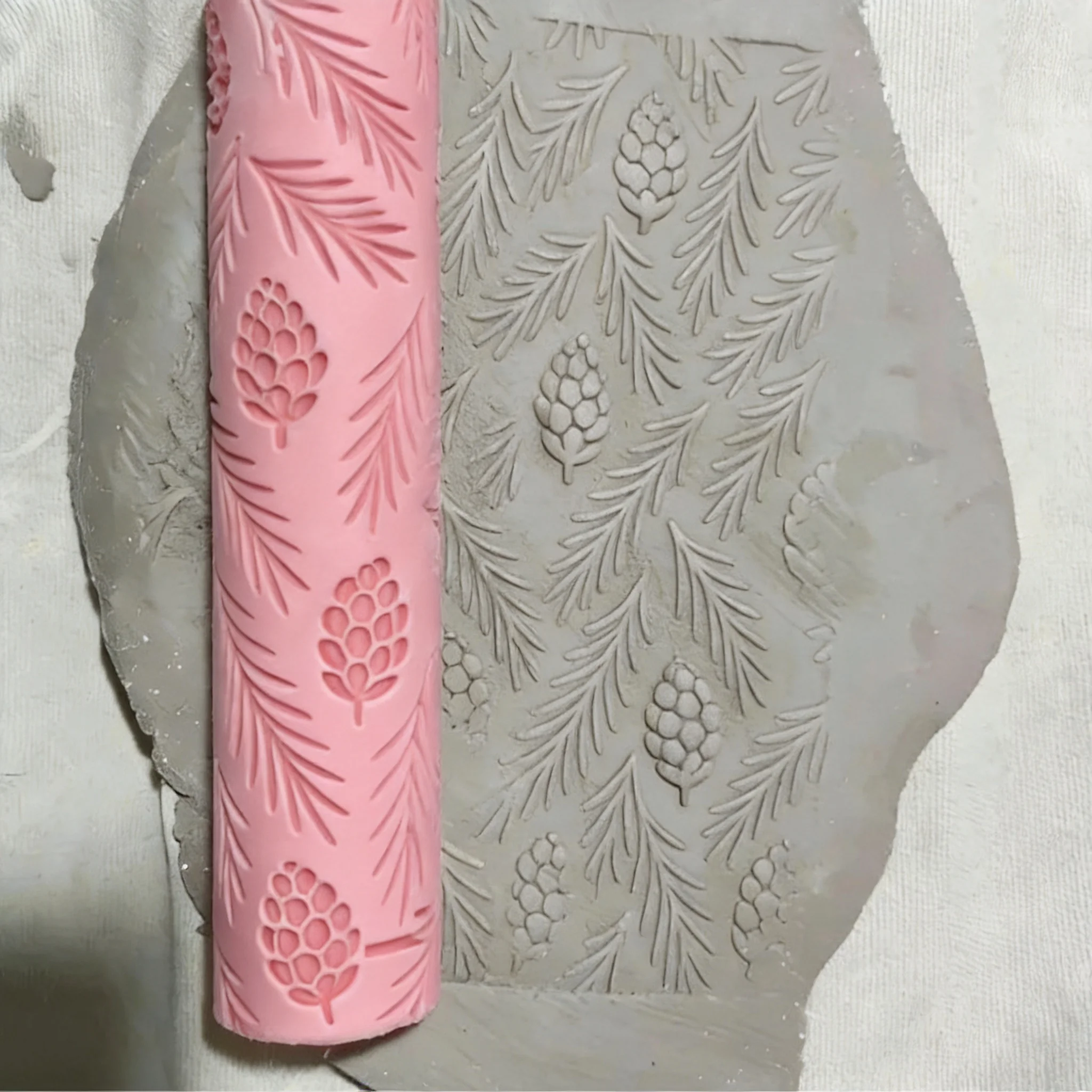 Clay Relief Texture Roller Can Be Used as a Rolling Pin, with an Evergreen Pinecone Pattern, Suitable for Pottery DIY Craft Tool