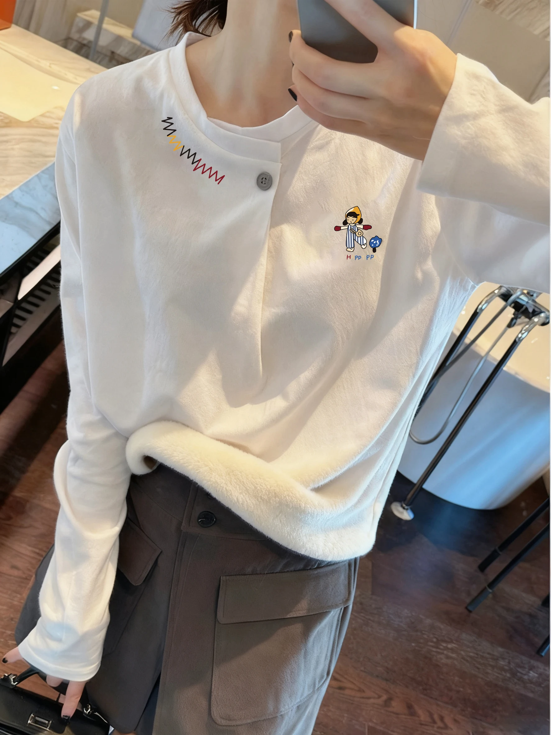 

Утепленная теплая блузка с длинным рукавом, на флисовой подкладке, с открытым воротником на одной пуговице, приталенного кроя, белая, с серебристым бархатным дизайном