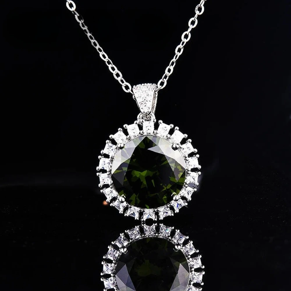 Luxuriöser halbvergoldeter 925er Sterlingsilber-Anhänger mit ultrahellem blauem Saphir. Bunte Edelstein-Halskette, entworfen für Frauen. – Detail 13