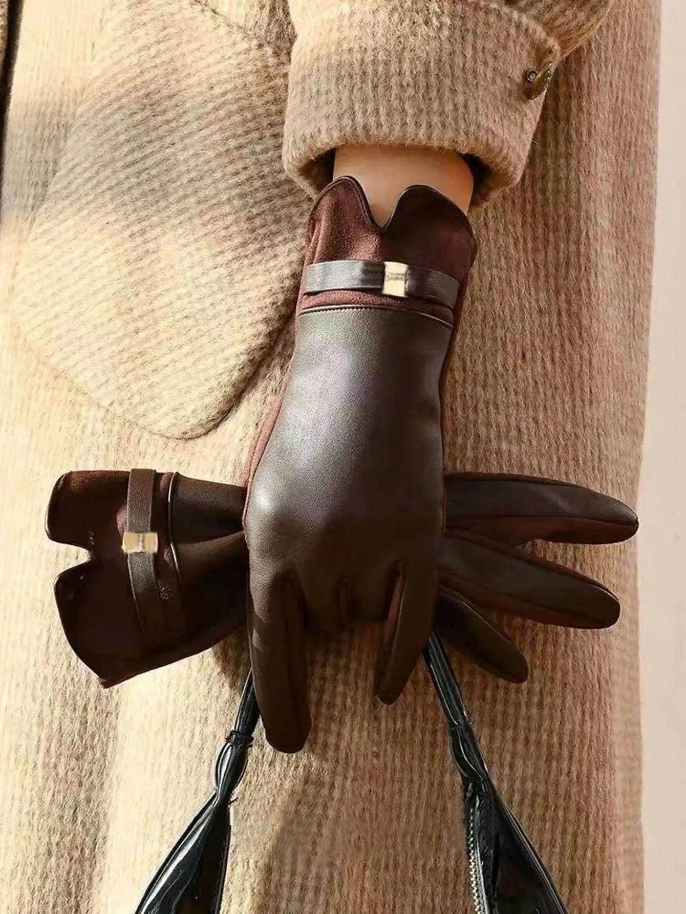 زوج واحد من قفازات نسائية أنيقة ببرشام من البولي يوريثان - قفازات غير رسمية للخريف والشتاء