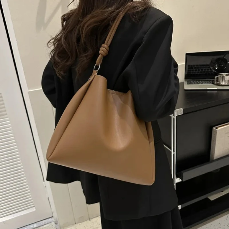 Koreanische Version der Pendler-Tasche mit großer Kapazität für Damen, Leder-Umhängetasche für Frauen, einfarbige Tragetaschen – Detail 3