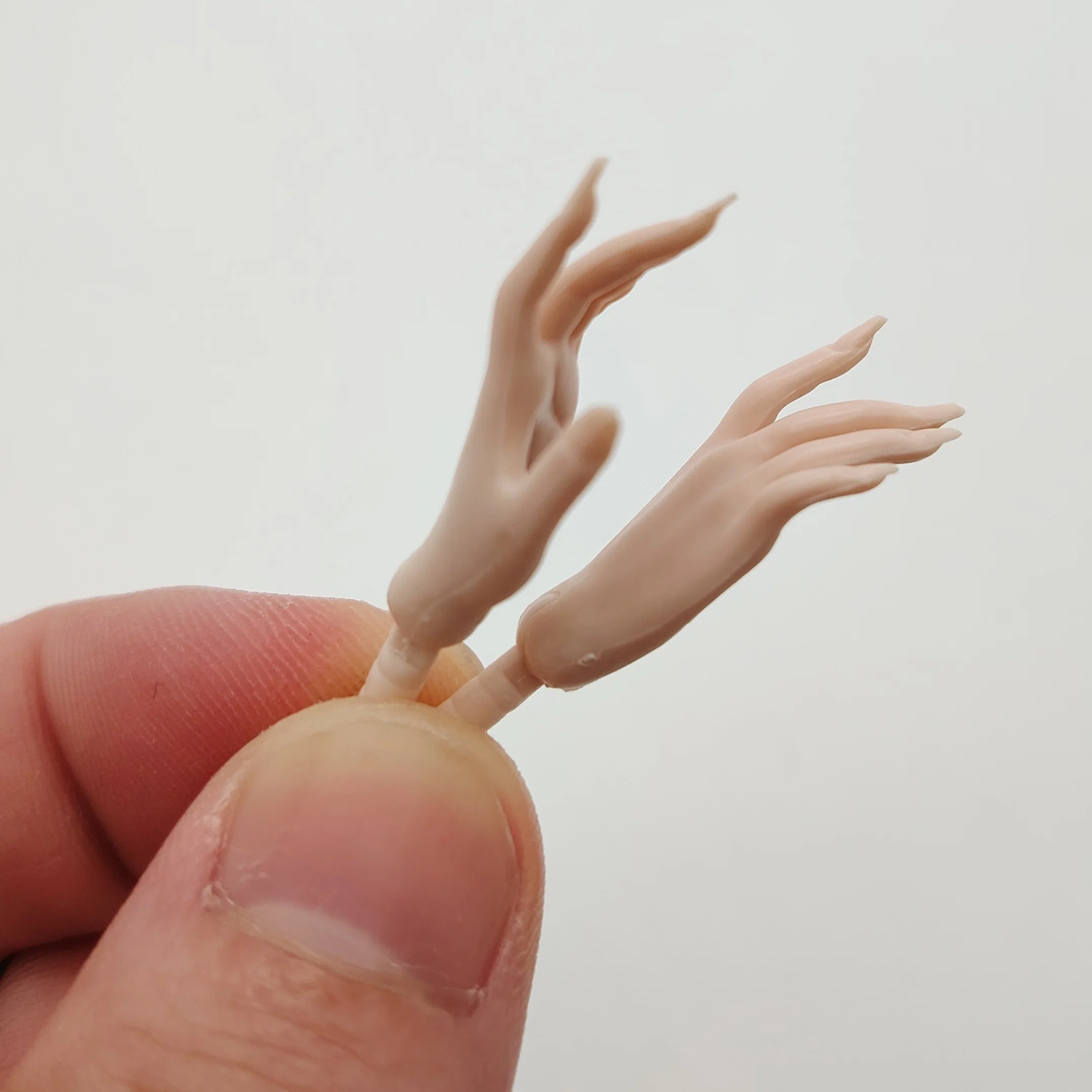 Fashion Royalty 1/6 Scale Cream Skin Long Nails Female Doll Hands Replacement