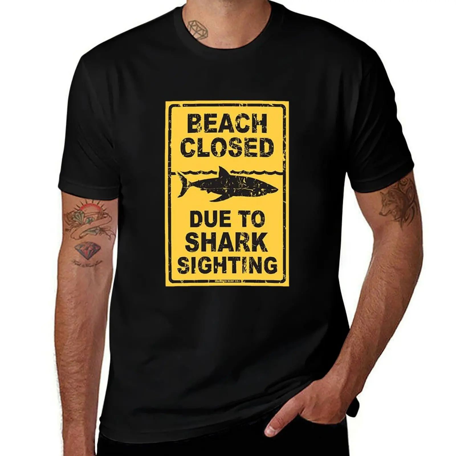 BEACH CLOSED DUE TO SHARK SIGHTING T-Shirt Running Gym Short Sleeve Sports Tee T-Shirt