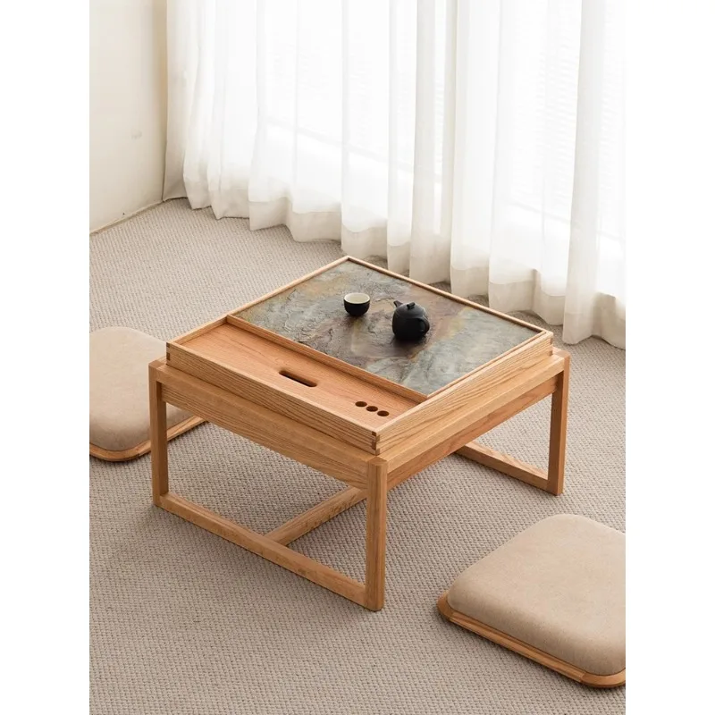 Mesa de té pequeña con balcón de madera maciza.