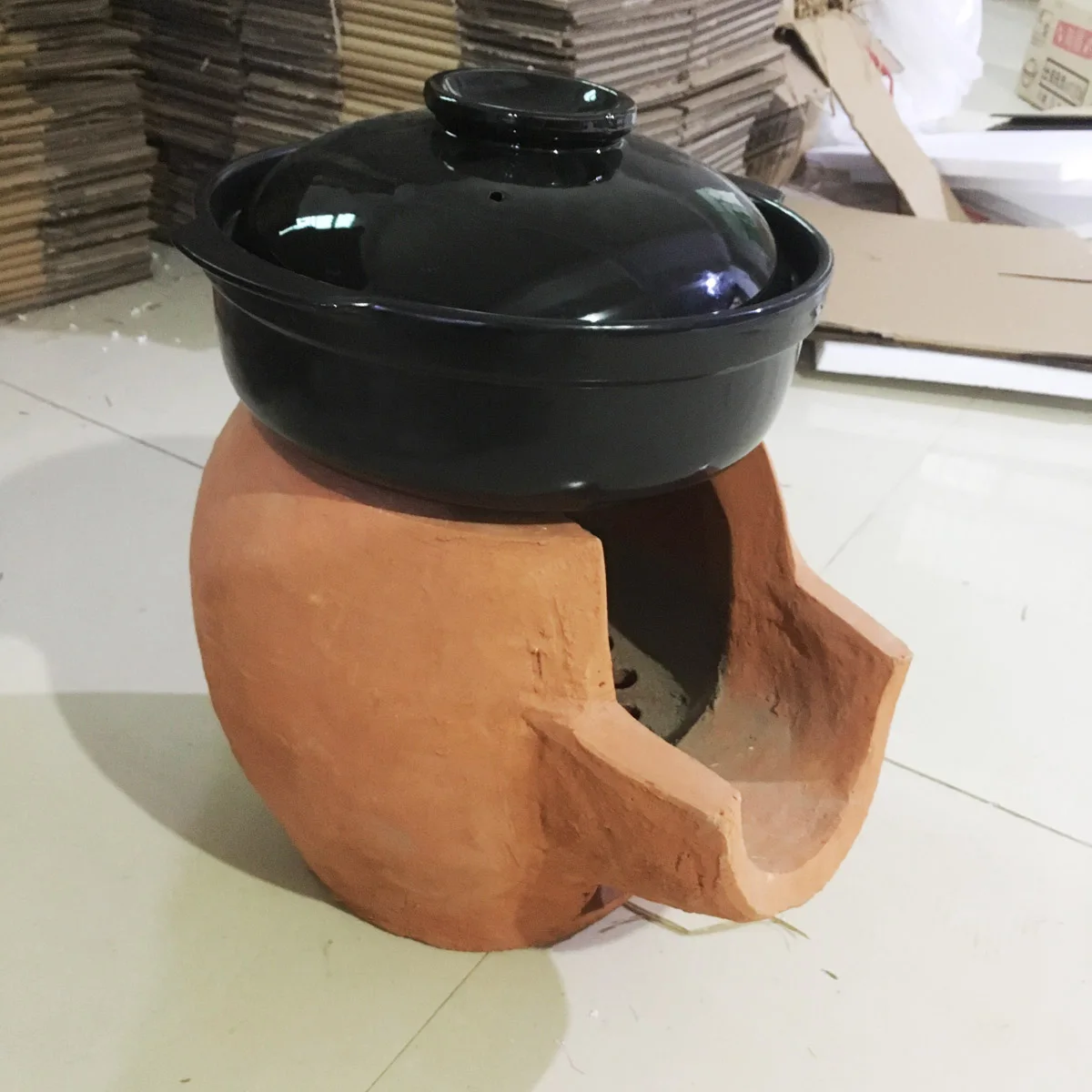 Ręcznie robione drewno na ognisko, piec z gliny, duszenie warzyw w restauracji z ziemi, gotowanie warzyw na wolnym ogniu, piec na węgiel drzewny, piec do gotowania hot pot, nostalgiczna zastawa stołowa.