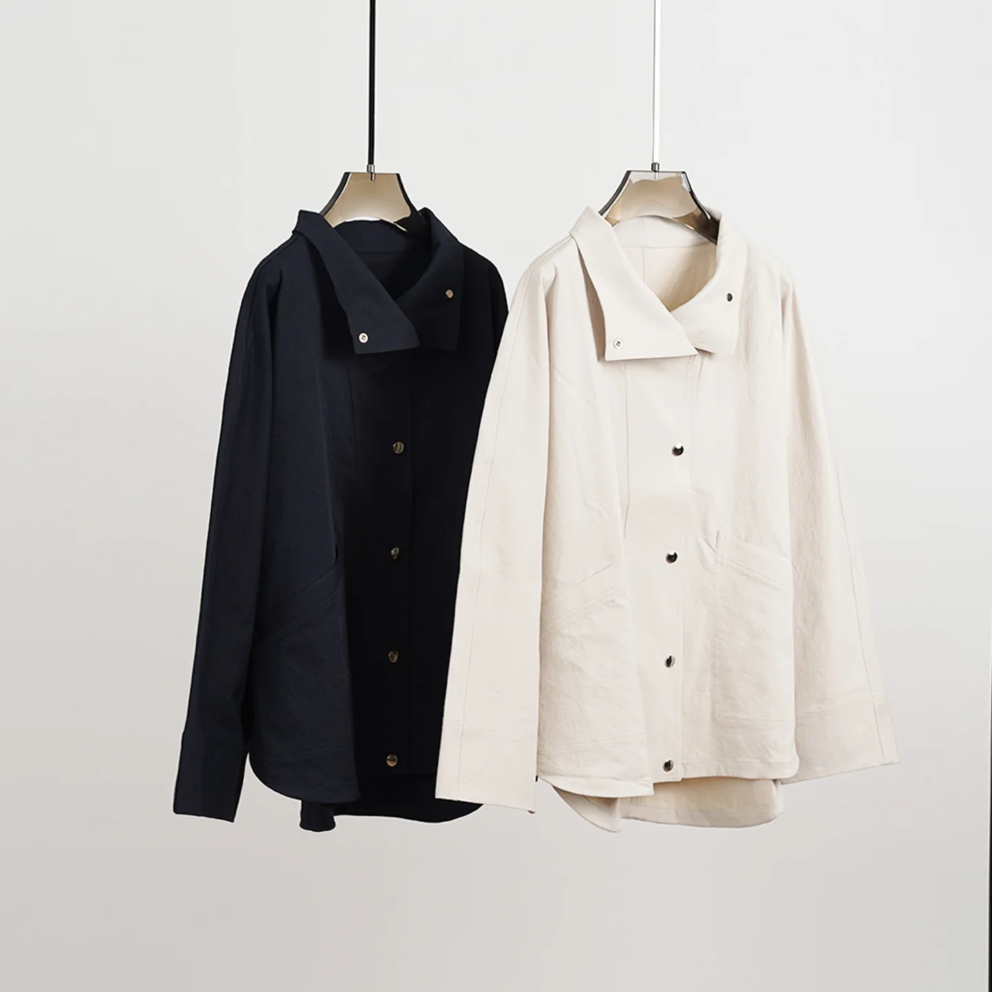 

Стильная минималистичная куртка свободного кроя с воротником-стойкой и структурированными рукавами «летучая мышь» Тренч