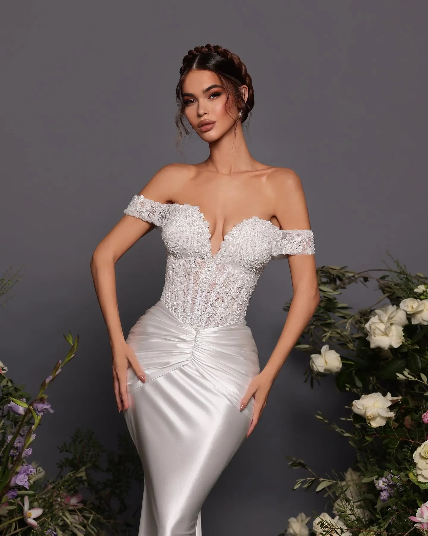 ชุดแต่งงานลูกปัดนางเงือกที่มีเสน่ห์ปิดไหล่ลูกไม้ชุดเจ้าสาวแอพพลิเคชั่นสวีปเทรนซาตินเดรส เดอ โนเวีย