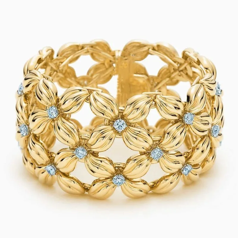 Zarter synthetischer Zirkonia-Ring im Bohemian-Stil mit hohlen Blumen für Damen, luxuriöser, eleganter Schmuck für Festlichkeiten.