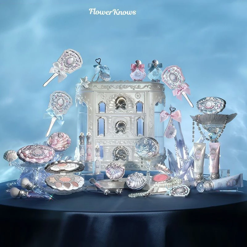 

Набор косметики Flowerknows Shell's Jewel Collection All In One для женщин: полный комплект с тенями для век, тинтом для губ, румянами и парфюмом в подарочной коробке