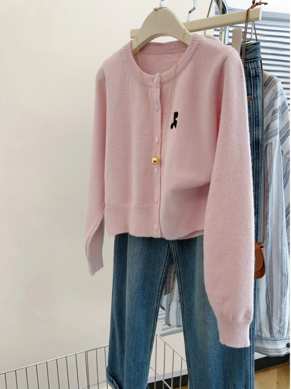 เสื้อสเวตเตอร์สไตล์เกาหลีสำหรับต้นฤดูใบไม้ร่วง  แบบปักตัวอักษร  สีพื้น  รัดเอว  แขนยาว  ถักแบบเปิด...