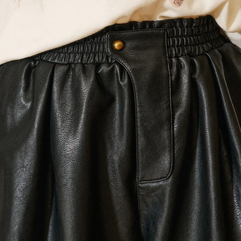 ELFSACK 2025 automne nouveautés décontracté PU Style rétro taille haute plissé en cuir Shorts pour femme