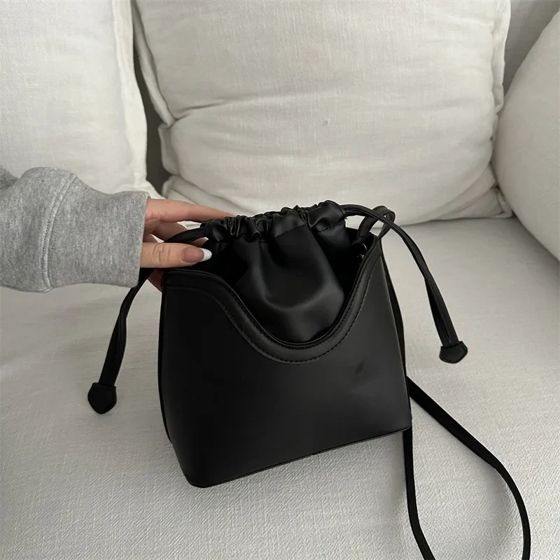 Textured retro fashionable pumping strap crossbody bag underarm bucket bag