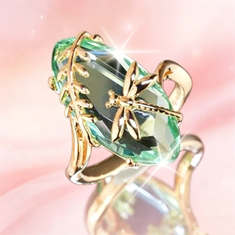 Wunderschöner goldfarbener, mit grünen CZ-Steinen eingelegter Damenring mit Schnitzerei, Zweig und Libelle, für den täglichen Gebrauch, Partyschmuck – Detail 3