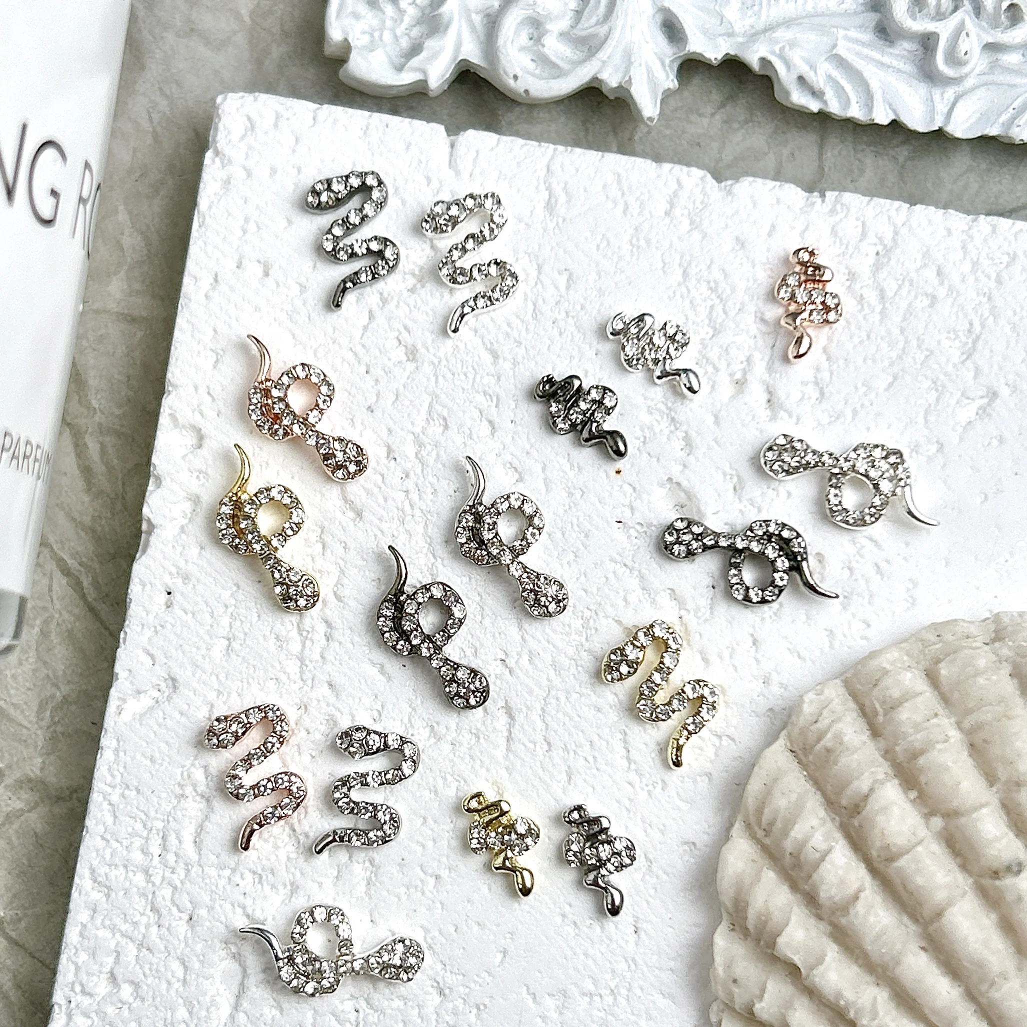 반짝이는 합금 상감 라인석 뱀 네일 아트 액세서리, 절묘한 3D 곡선 뱀 네일 참, DIY 공예품 용품, 10 개