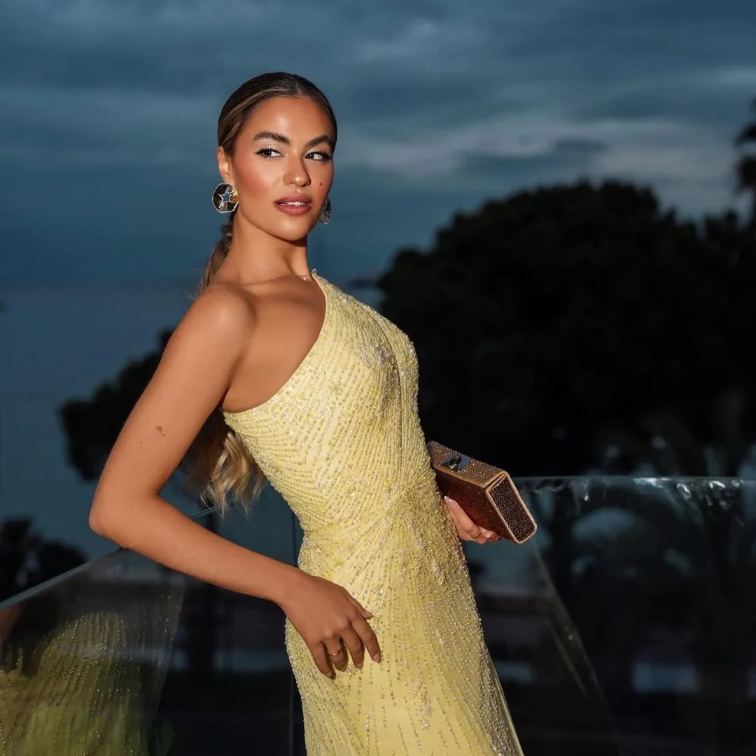 Bella personalizado amarelo brilhante de um ombro completo embelezado tule alta fenda cabo trem até o chão vestidos de festa elegantes