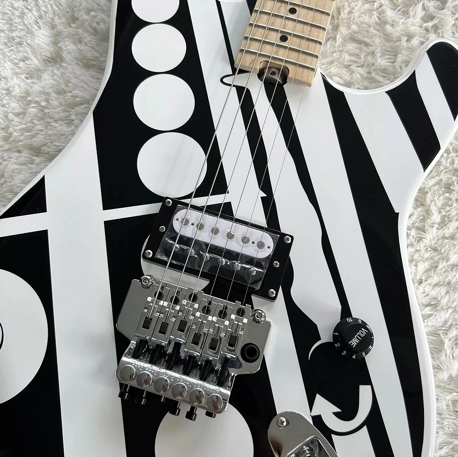 Personalizado ST Blanco y Negro Guitarra Eléctrica H Pastillas Floyd Rose Bridge Chrome Duro Envío Gratis