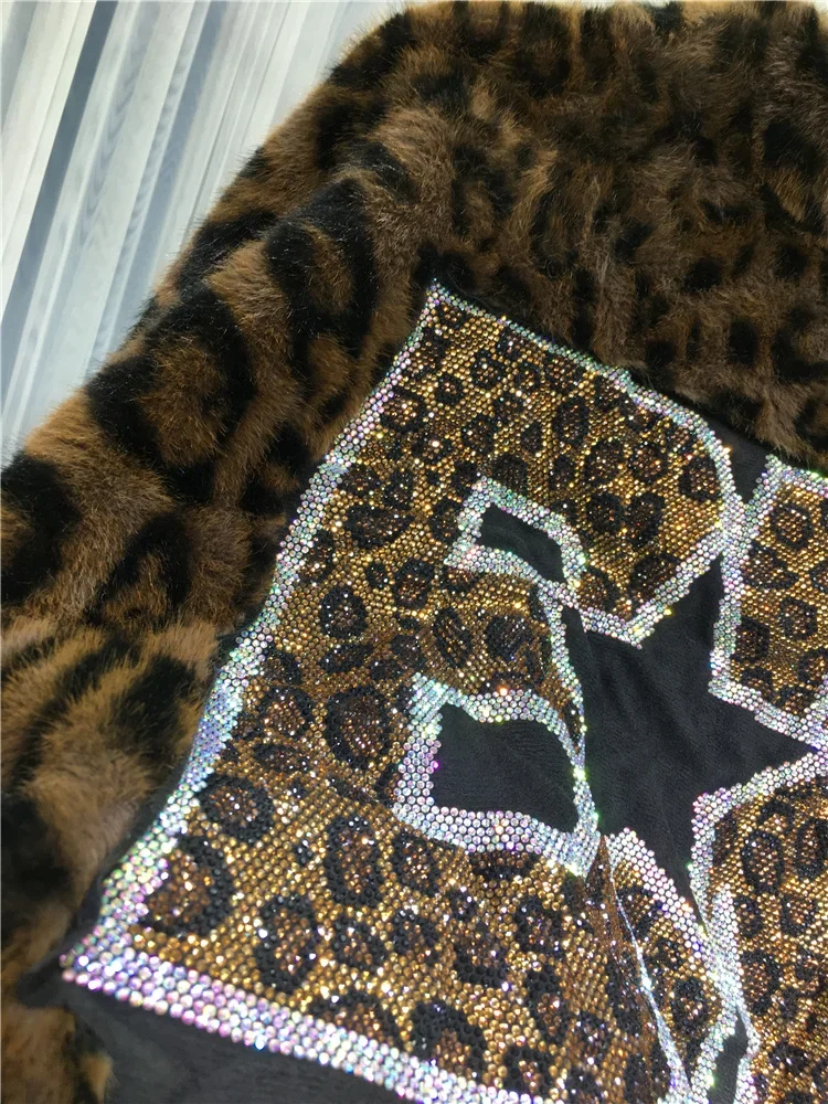 Nuovo cappotto in pelliccia sintetica con trapani a diamante dell'industria pesante europea, maniche lunghe corte, giacca calda con stampa leopardata ispessita, abbigliamento da donna