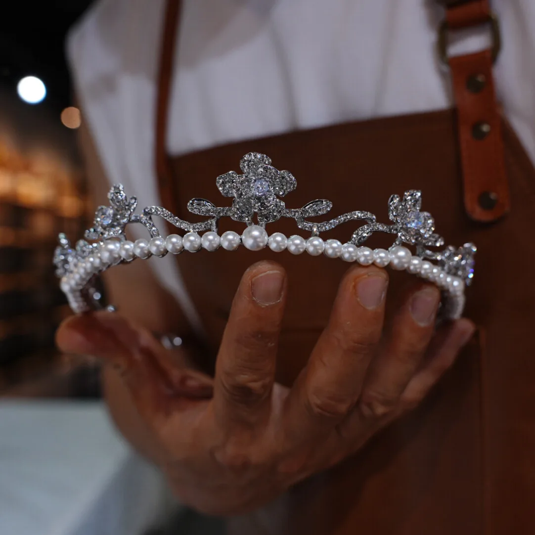 

Cute Fashion Bridal Tiara Pinrcess Crystal Wedding Crown Hair Accessory for Brides Birthday Parties