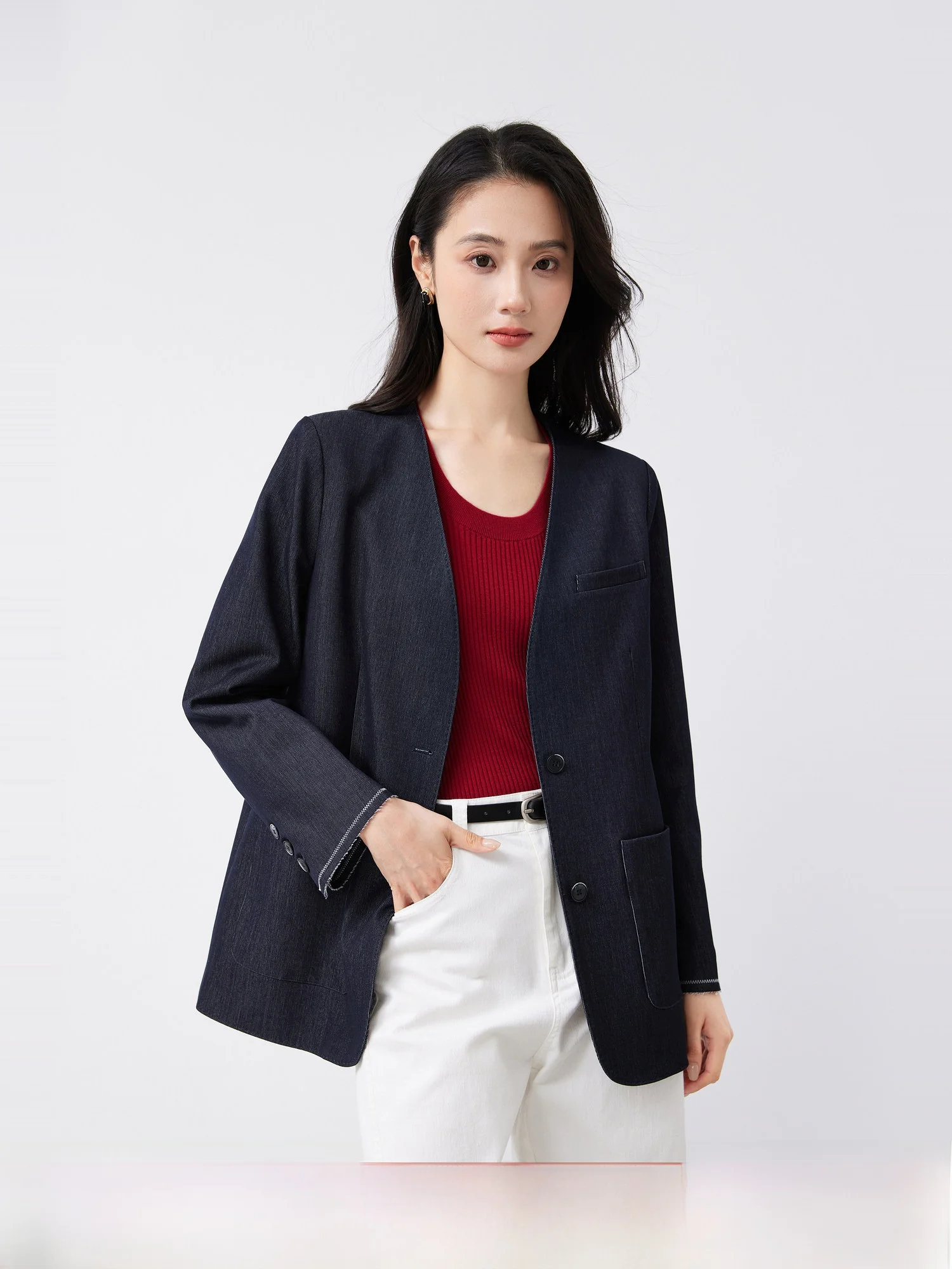 เสื้อสูททรงหลวม ปกสามเหลี่ยม ตกแต่งด้วยการเย็บแบบ Color Blo ชายเสื้อกว้าง ดีไซน์ V-Neck แขนยาว ผลิตจากเส้นใยโพลีเอสเตอร์ สำหรับผู้หญิง