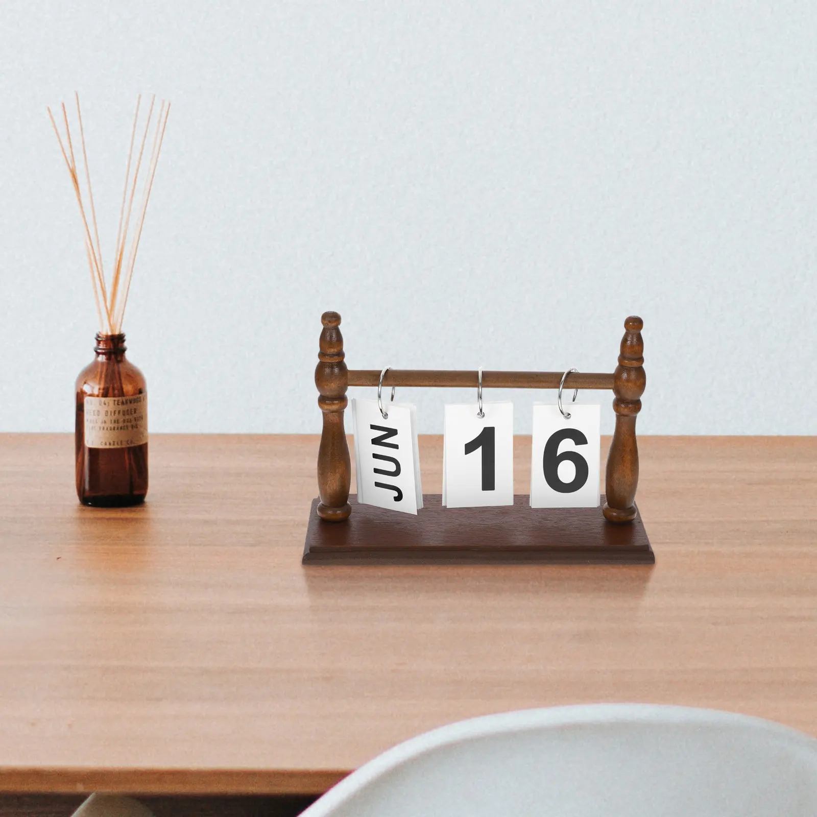 Perpetual Desk Calendar Wooden Base Flip Rustic Desk Calendar Office Home Decorative Standing Desktop Accessory