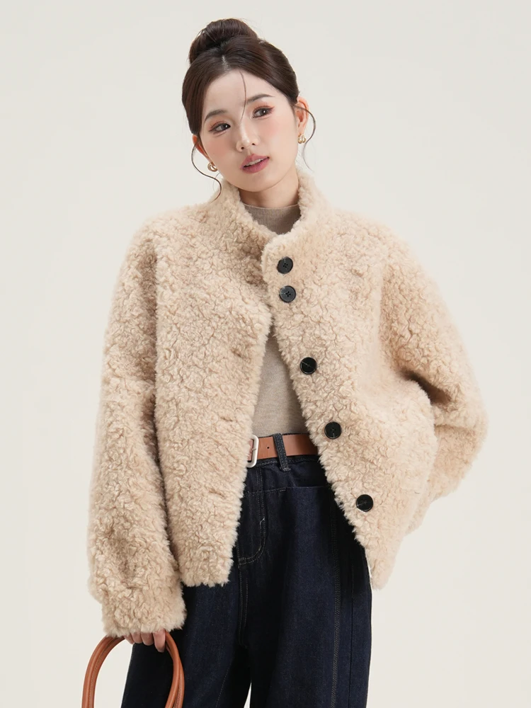 

Новая зимняя корейская женская короткая меховая куртка с воротником-стойкой из овчины, утепленное кожаное пальто с длинными рукавами для повседневной носки