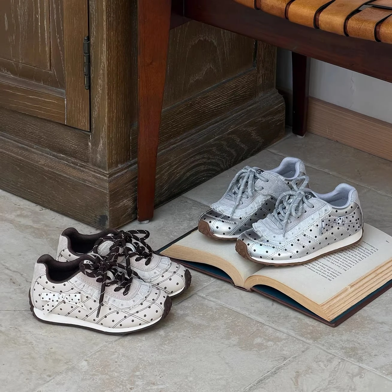 

Little Girls Casual Sneakers with Lace Bow 2026 New Spring Kid Platform Sports Sneakers Soft Sole Versatile Chic School Trainers