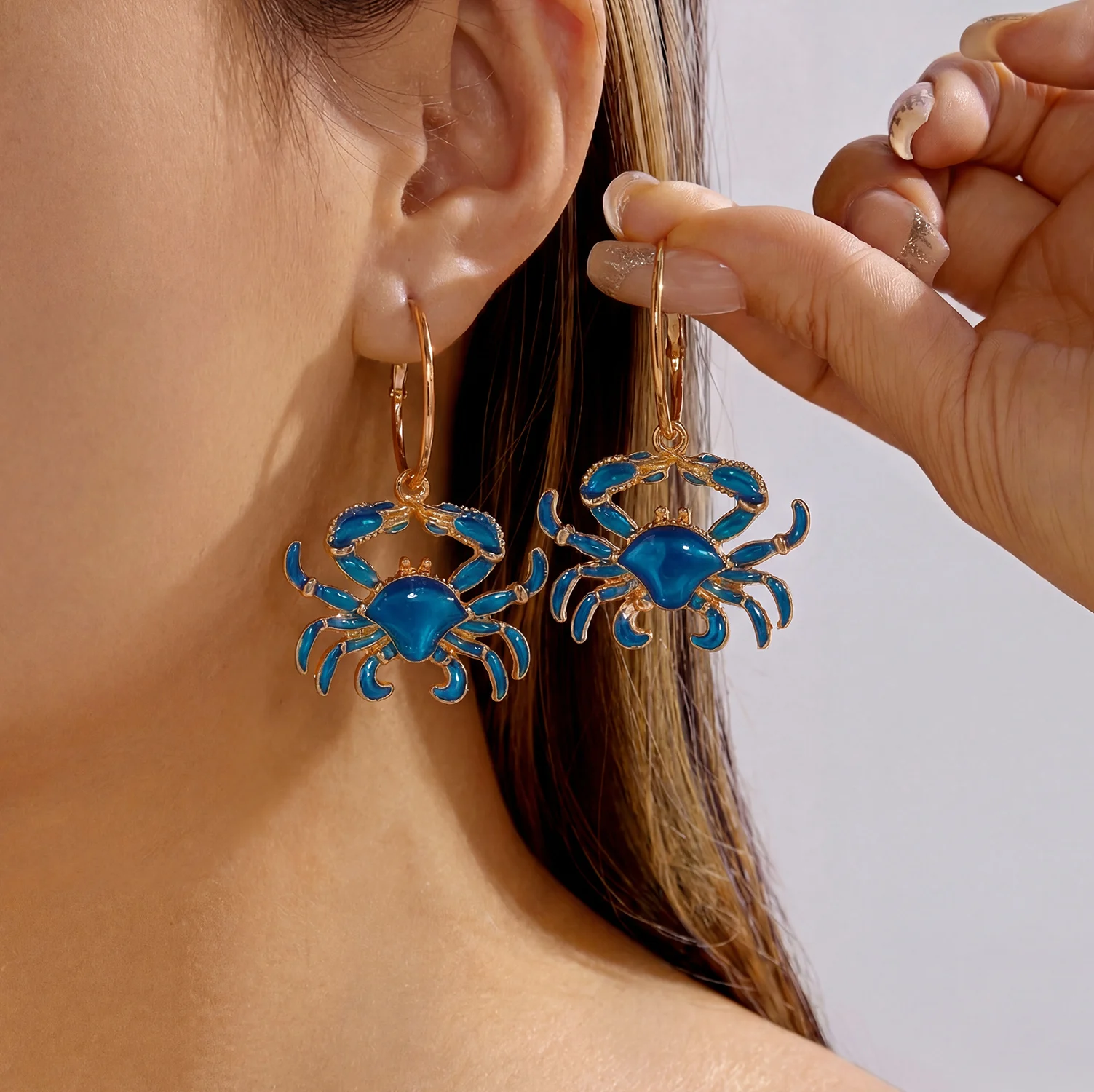 

Summer Vacation Style Funny Crab Shaped Dangle Earrings for Women Metal Hoop Hairy Crab Earring Holiday Jewelry Gift