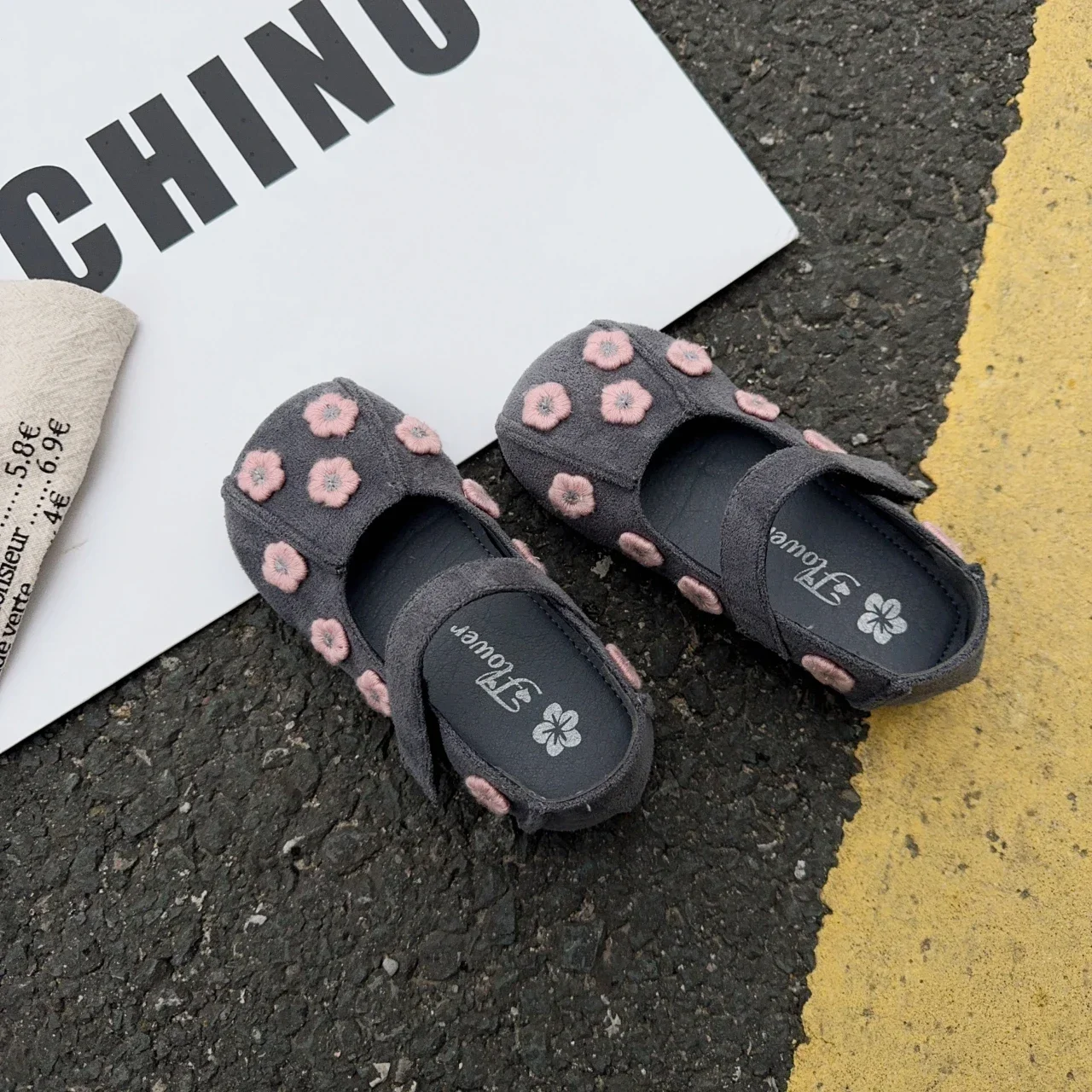 

Kids Leather Shoes Embroidered Flowers Girls Flat Shoes Versatile Fashion 2025 Brand New Children Casual Shoes Round Soft Sole