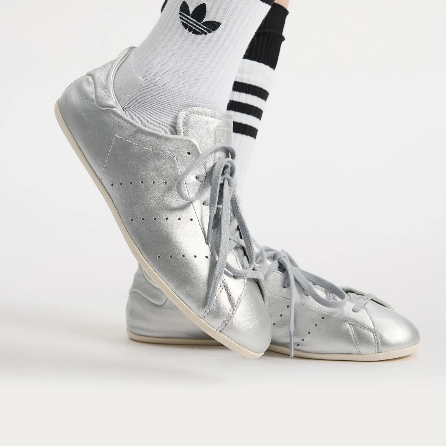 

Adidas genuine clover women's classic thin soled lace up sneakers JQ6427