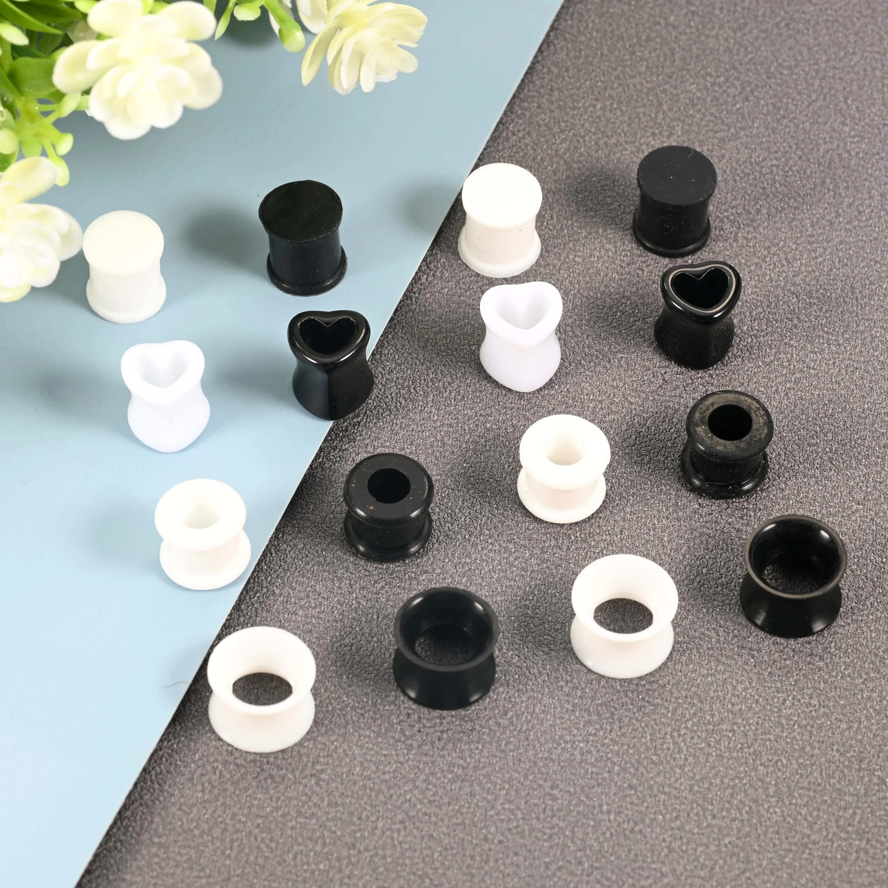 2pcs Set Black White Silicone Round Heart Shaped Ear Gauge Plugs Tunnels Expander Punk Style Ear Piercing Jewelry 6-16mm