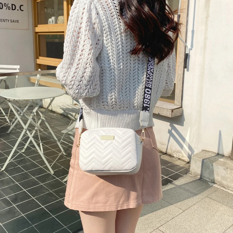 حقيبة كروس عصرية بلون سادة للنساء حقيبة يد صغيرة محمولة مقاومة للماء من جلد البولي يوريثان المنسوج #1