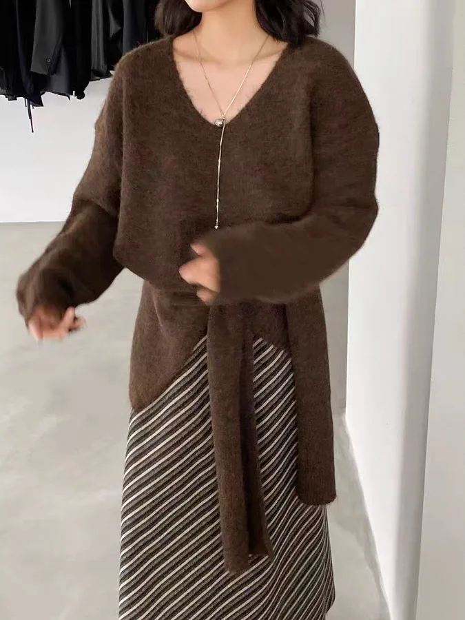 Miękki, przytulny sweter damski z dzianiny, luźny dekolt w serek, długi rękaw, jednolity kolor, modny, uniwersalny, jesienno-zimowy, narzutka na ramię.