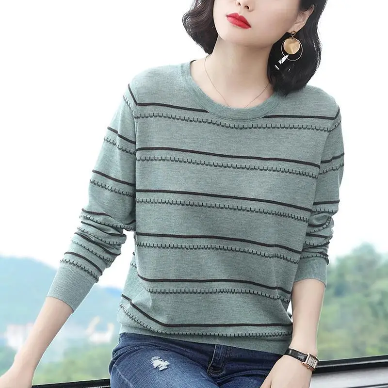 2024 Women\'s Autumn New Spliced O-Neck Stripe Bright Line Decoration Fashion Loose Casual Long Sleeve Knitted Long Sleeve Tops