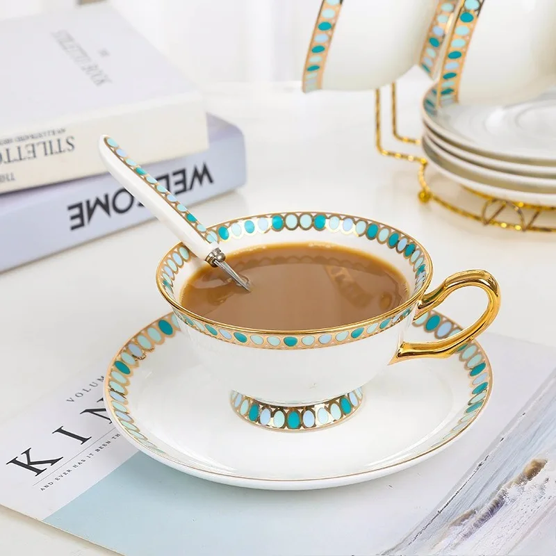 

Европейская кофейная чашка из костяного фарфора премиум-класса с золотой отделкой и ложкой, эстетичная чайная чашка для дома, отдыха на природе, послеобеденного чая, подарок