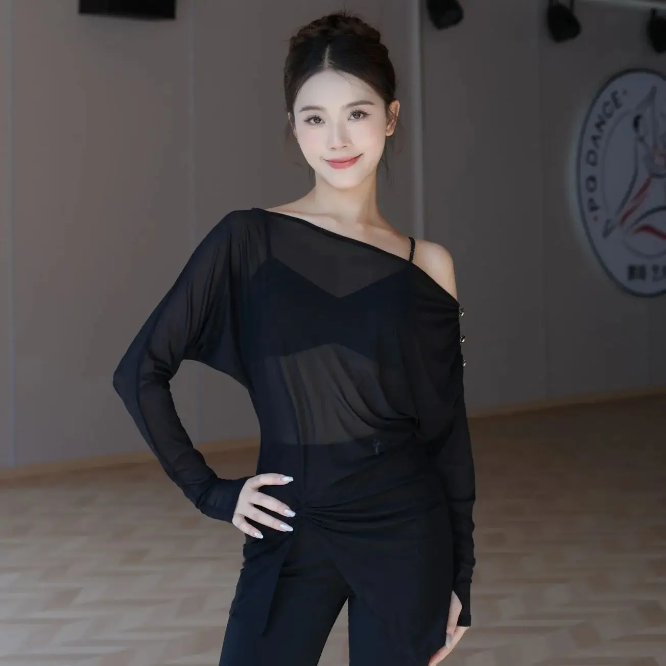 Stroje do tańca latynoamerykańskiego dla kobiet 2025, seksowne bluzki z asymetrycznym dekoltem, siateczkowe, z długim rękawem, odzież do ćwiczeń, ubrania do samby i tańca towarzyskiego DN22211