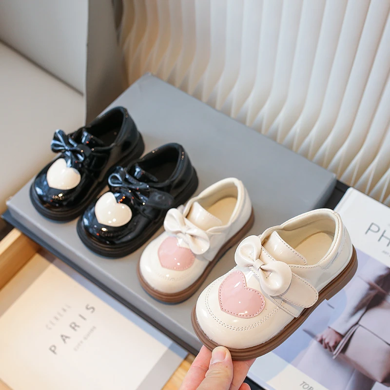 Niedliche Mary-Jane-Schuhe mit Herzapplikation und Plateausohle für kleine Mädchen, Freizeitschuhe aus Lackleder mit Schleife und Klettverschluss, dicke Sohle – Detail 4