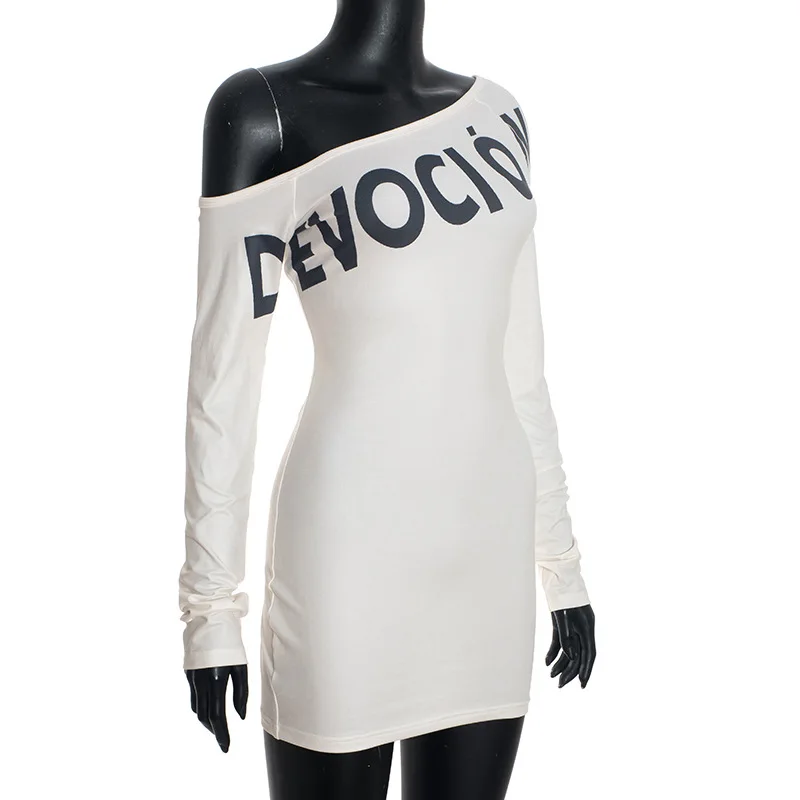 ชุดเดรสสั้นพิมพ์ลายตัวอักษรสำหรับผู้หญิง สไตล์เซ็กซี่ แขนยาว ไหล่เดียว เหมาะสำหรับงานปาร์ตี้ คลับ  ชุดรัดรูป  แฟชั่นสตรีทแวร์  สำหรับฤดูใบไม้ร่วงและฤดูหนาว