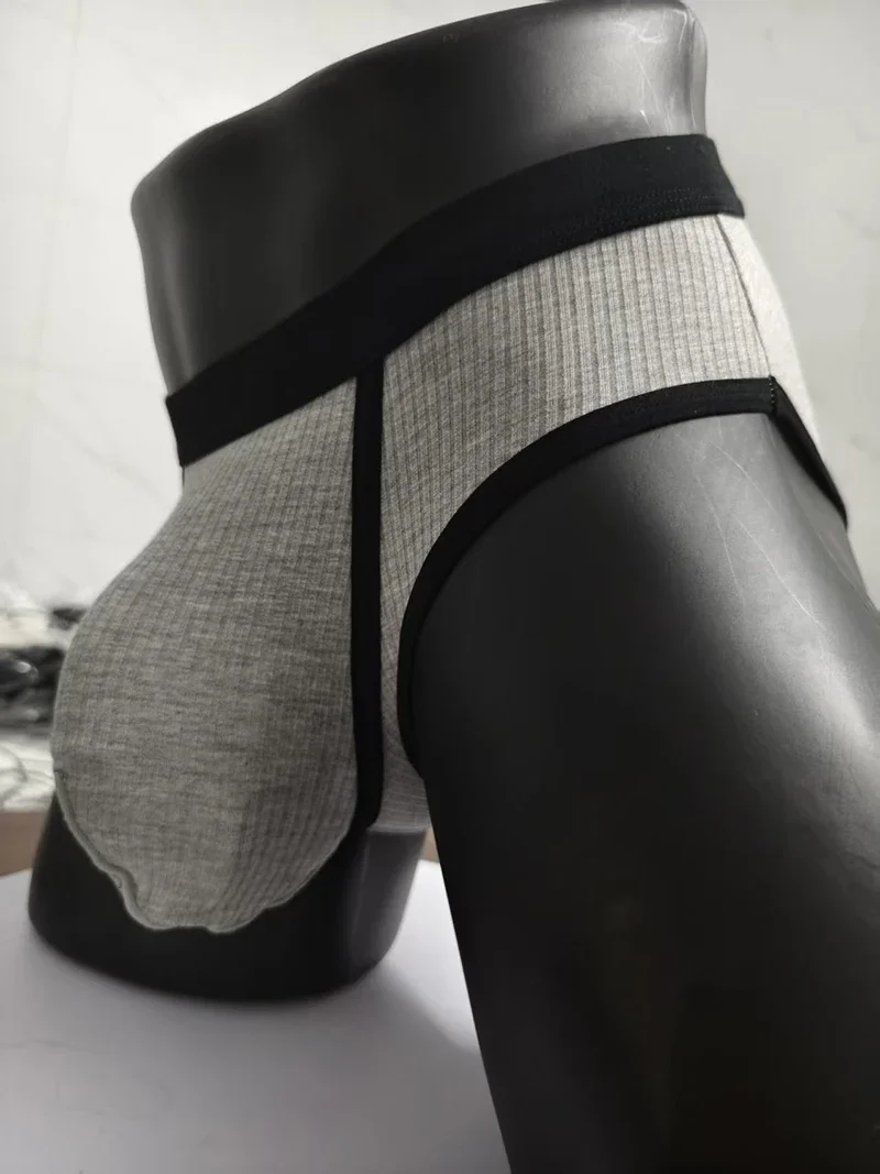 

Men's briefs with large pockets are very sexy. Large-space sports underwear for men