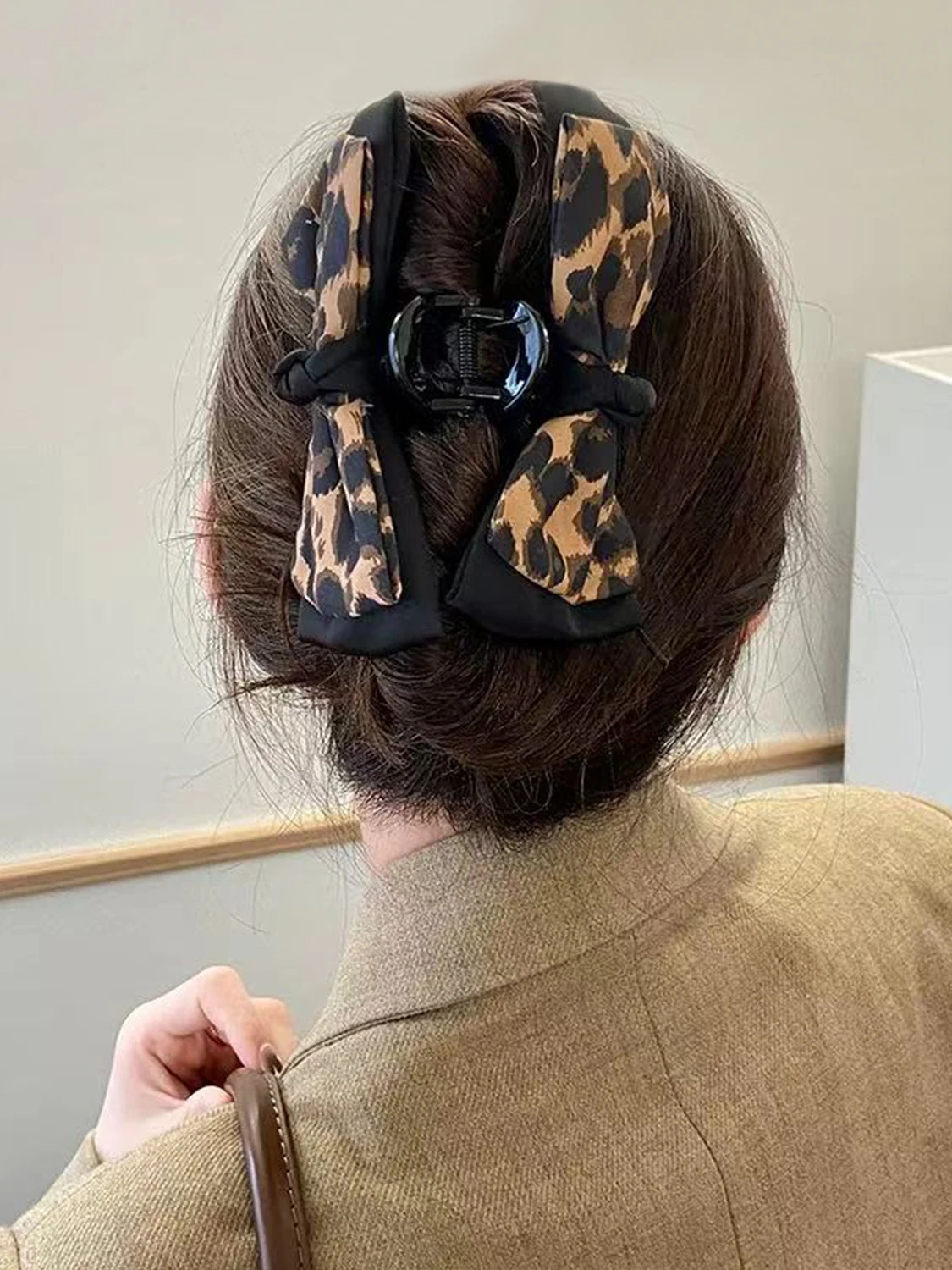 قطعة واحدة من مخلب الشعر الكلاسيكي الأنيق بطباعة الفهد، مشبك شعر بطبقة مزدوجة من القماش بطبعة الفهد ومخلب شعر على شكل سمكة قرش