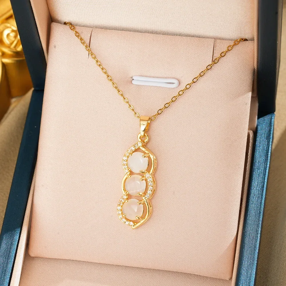 

Feminine style, unique and fashionable colorless collarbone chain, four-leaf clover, new titanium steel necklace