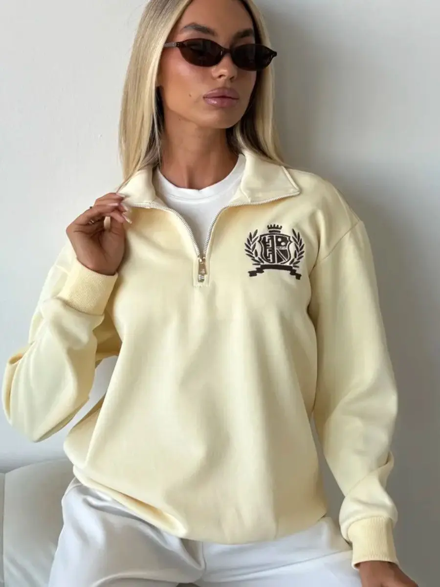 เสื้อสเวตเชิ้ตพิมพ์ลายตัวอักษรสไตล์เรโทรแบบอเมริกันคลาสสิก ปกคอปกแบบพับได้ ซิปครึ่งตัว เสื้อเชิ้ตลำลองสไตล์วิทยาลัยสำหรับผู้หญิง