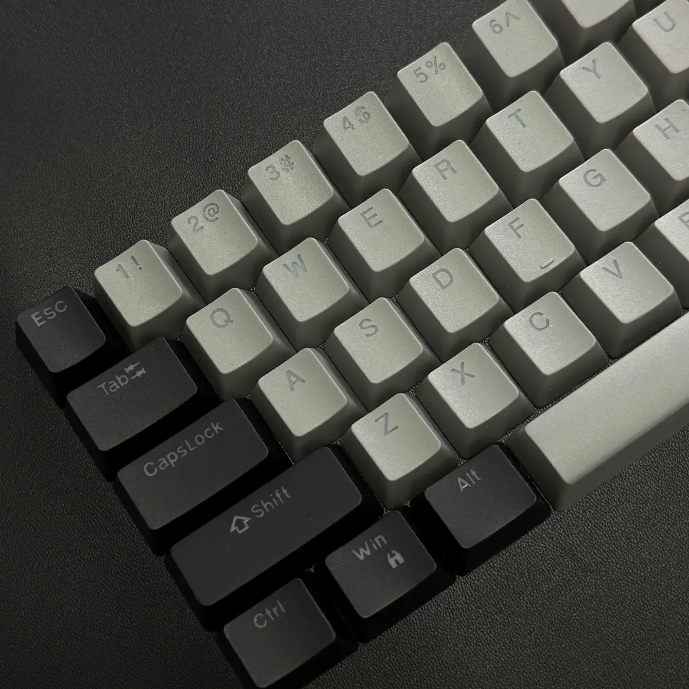

68 keys can only be used for mechanical keyboard keycaps PBT material two-color injection molding black and gray classic