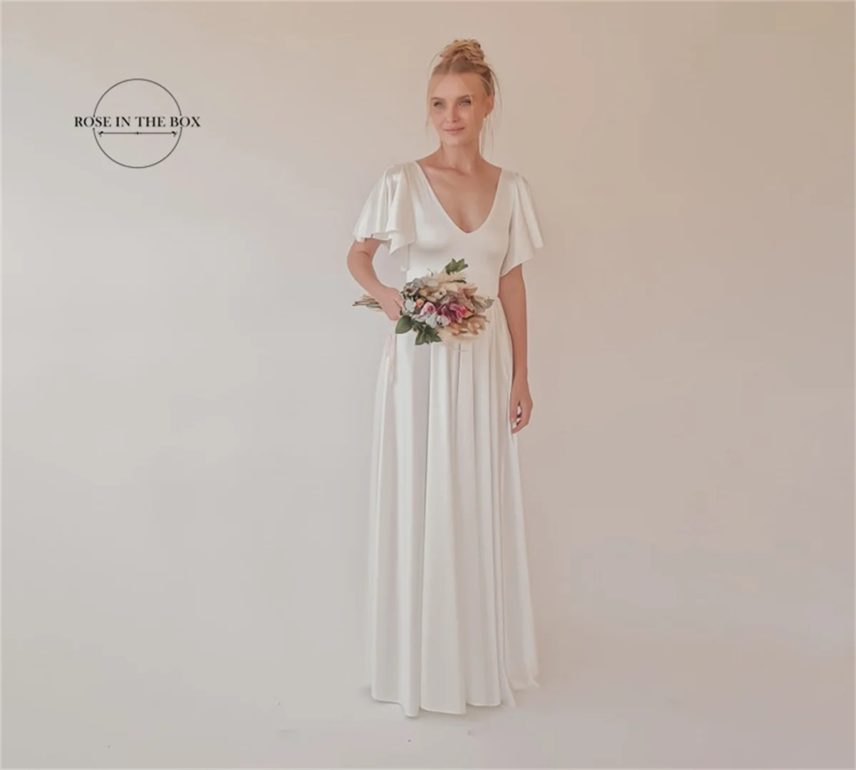 2023 eleganckie satynowe suknie ślubne Boho dla kobiet proste V Neck rękawy motylek Ivory linia suknie ślubne Vestidos De Novia