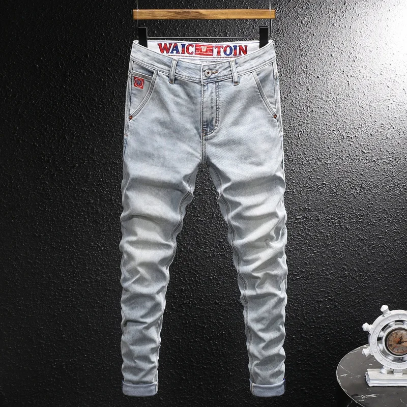 

Роскошные элитные светло-голубые потертые джинсы для мужчин, модная вышивка, осенние новые молодежные крутые корейские стильные джинсы