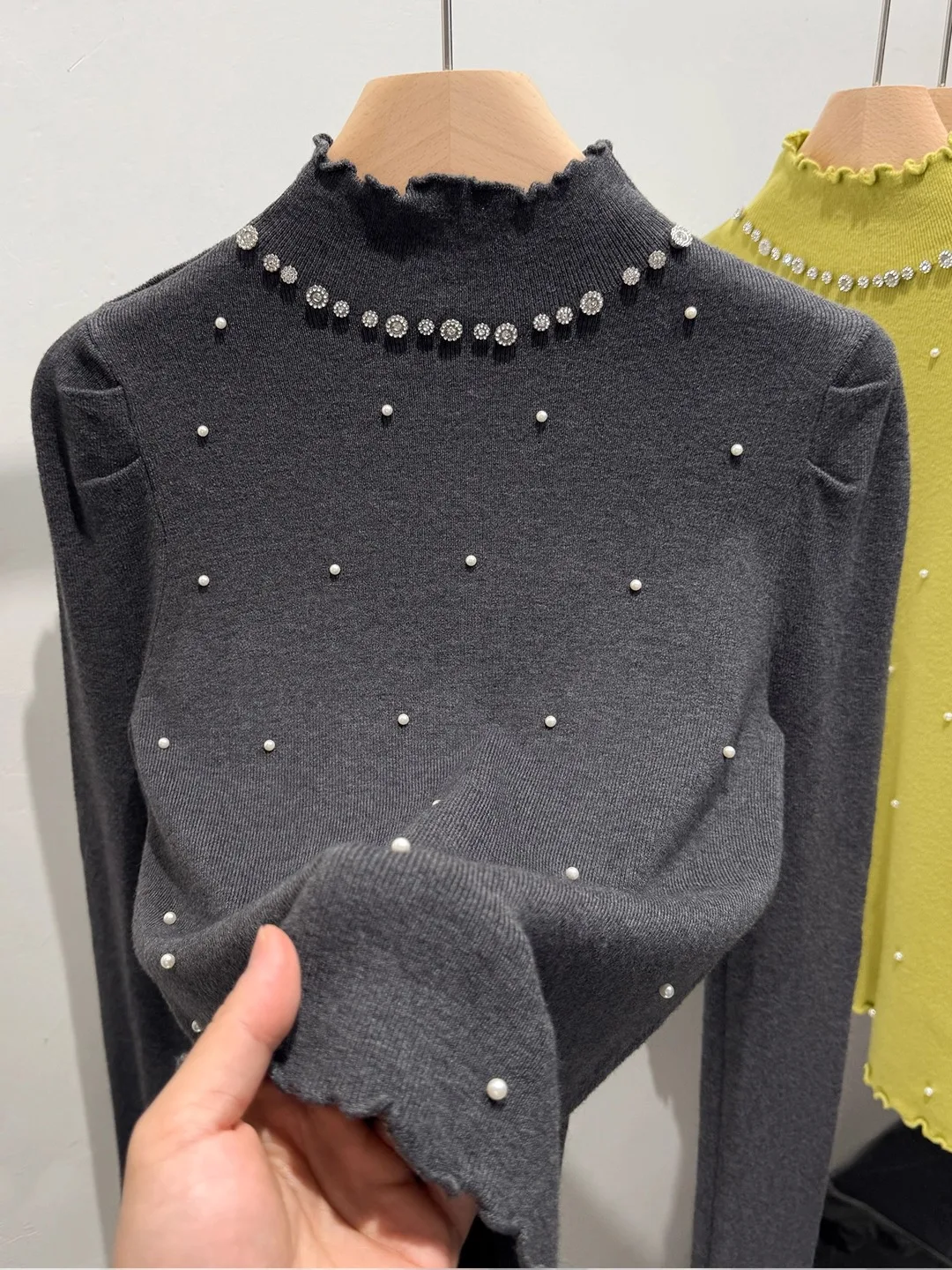 

Soft Knitted Long Sve Women's Sweater Slim Fit Inner Wear Base irt Pearl Embellied Wooden French Sle Faux Fur Vest